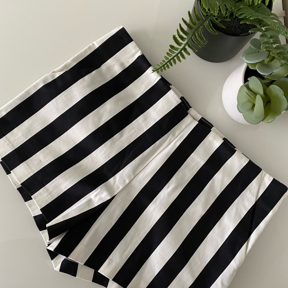 B&W Stripe Short